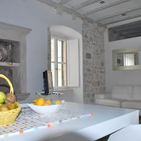 Laurus Apartment *