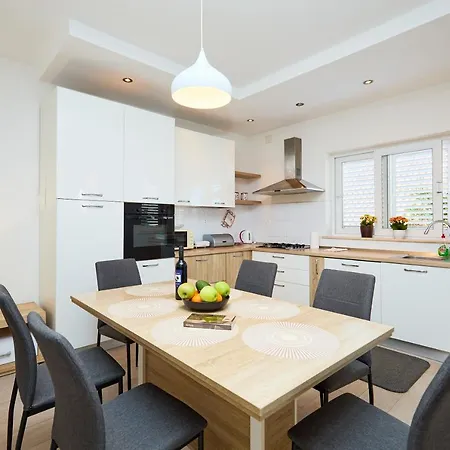 Laurus Apartment *