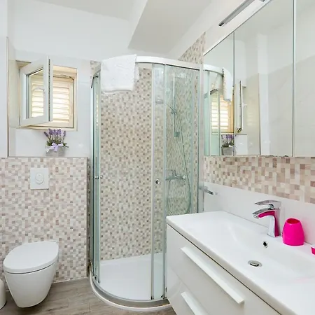 Laurus Apartment *