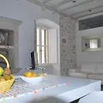 Laurus Apartment *