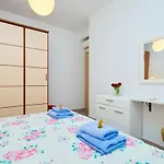 Laurus Apartment *